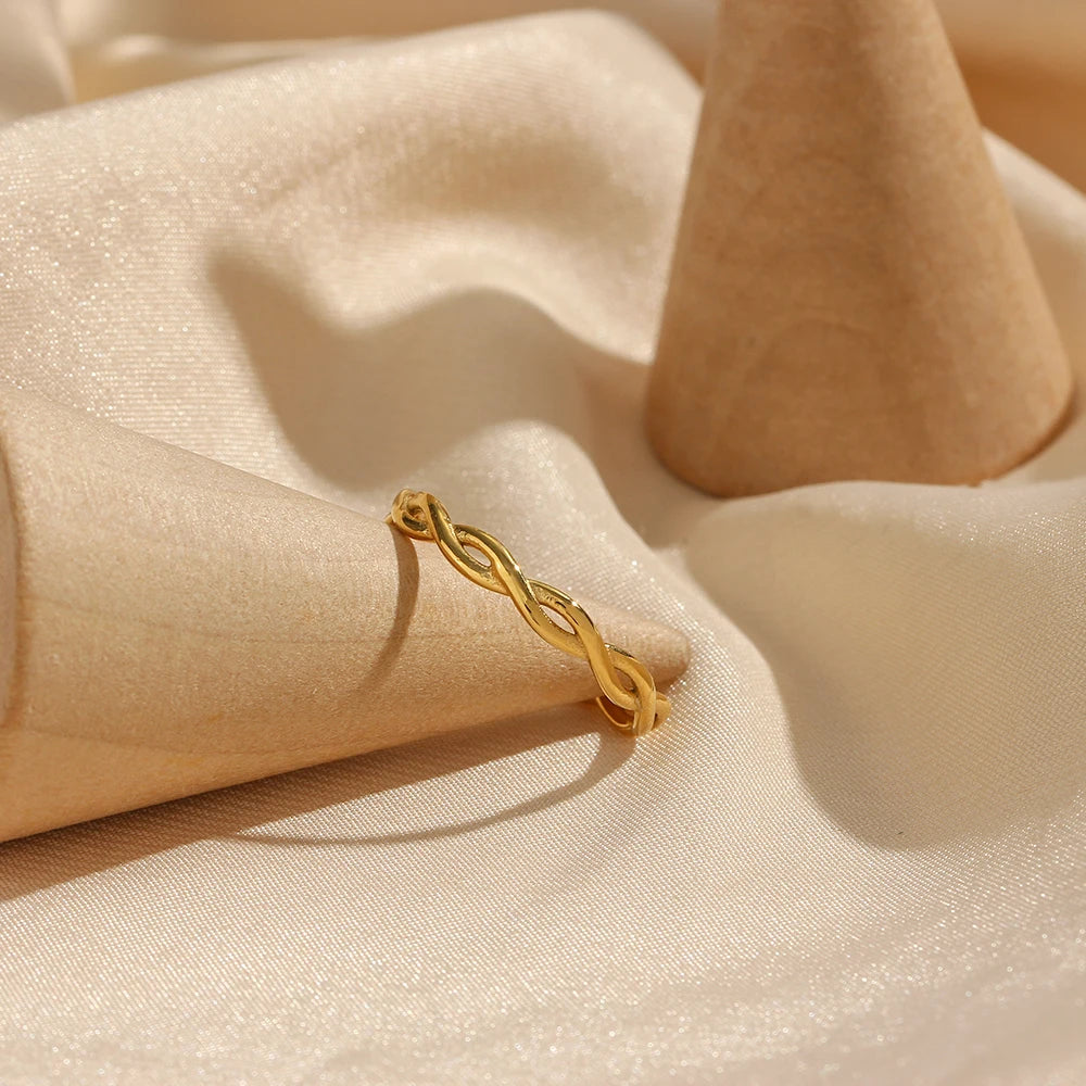 Bague fine tressée pour femme
